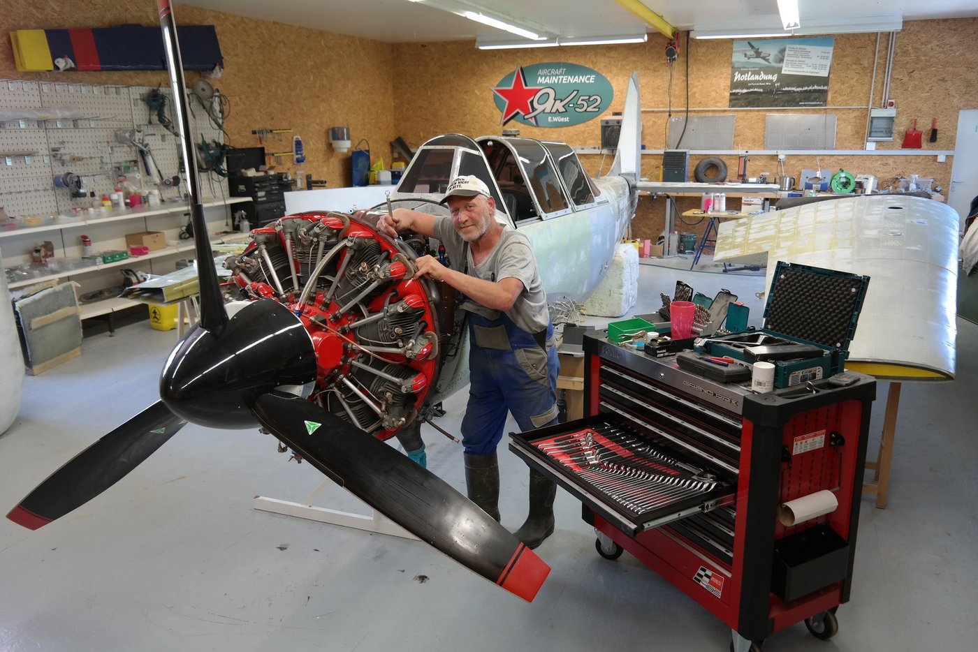 Eugen Wüest im Hangar mit seiner derzeitigen Freizeitbeschäftigung, der YAK-52, einem ehemaligen Schulflugzeug der russischen Armee. (Bilder Josef Kottmann)