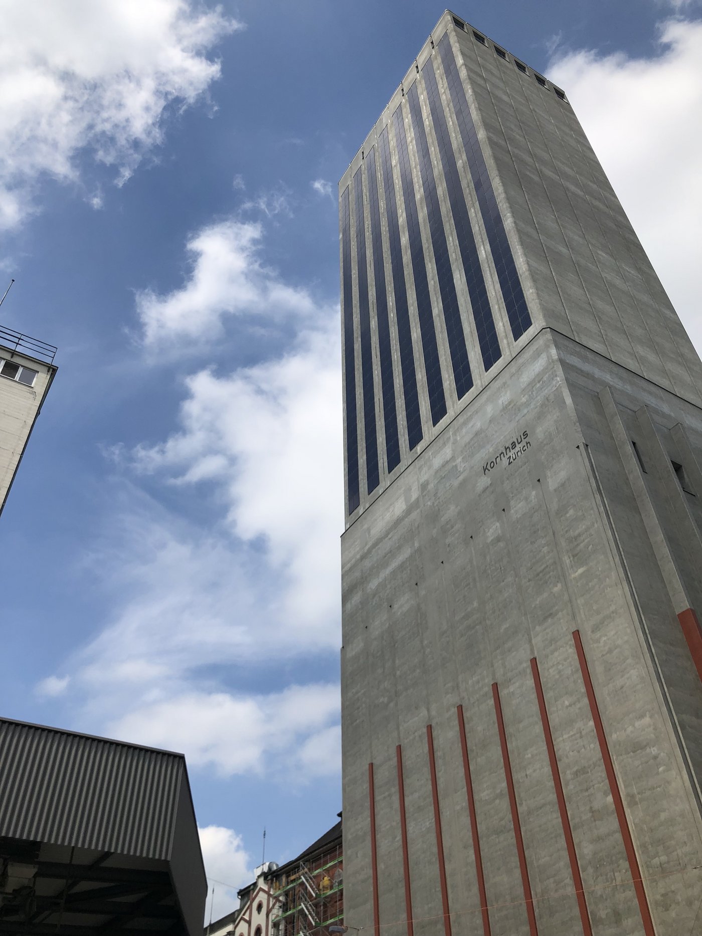 Seit 2016 steht das neue Kornhaus Zürich am Sihlquai in Zürich, auch Swissmill-Tower genannt. Vom 21. Stockwerk hat man einen Panoramablick auf halb Zürich. (Bild Katrin Erfurt)