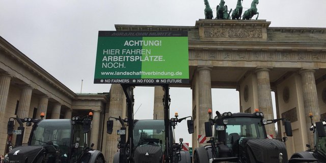 Die Bauern wollen sich die neuen Vorschriften nicht gefallen lassen. (Bild Julia Löhr /Twitter)