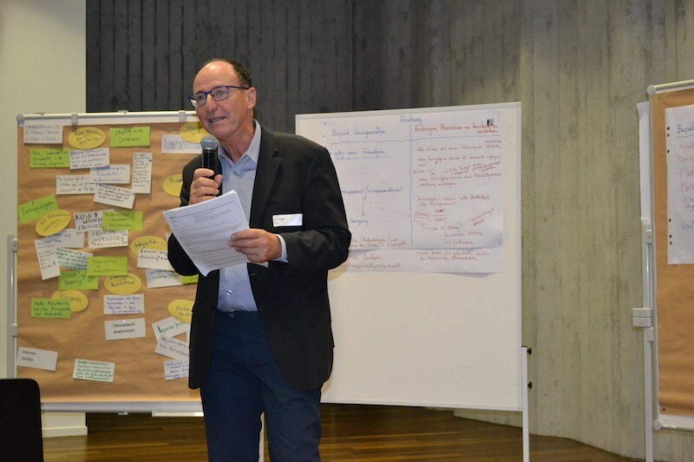 Agrarökologie kennt keine starren Regeln, "wer in einem Notfall spritzt, fliegt nicht raus wie bei Bio", erklärte Urs Niggli vom FiBL. (Bild jsc)