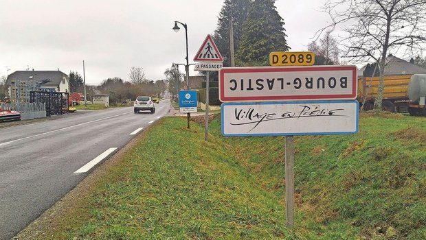 Das Ortsschild steht anlässlich der Bauernproteste auf dem Kopf: Auch die Landwirte in Bourg-Lastic haben das Vertrauen in die französische Regierung verloren. 