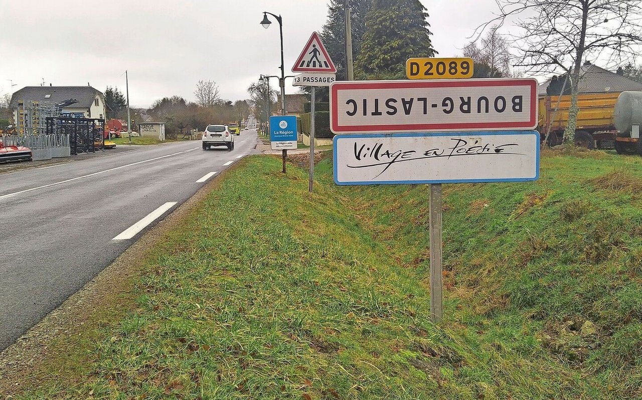 Das Ortsschild steht anlässlich der Bauernproteste auf dem Kopf: Auch die Landwirte in Bourg-Lastic haben das Vertrauen in die französische Regierung verloren. 