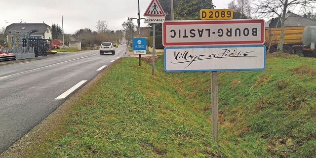 Das Ortsschild steht anlässlich der Bauernproteste auf dem Kopf: Auch die Landwirte in Bourg-Lastic haben das Vertrauen in die französische Regierung verloren. 