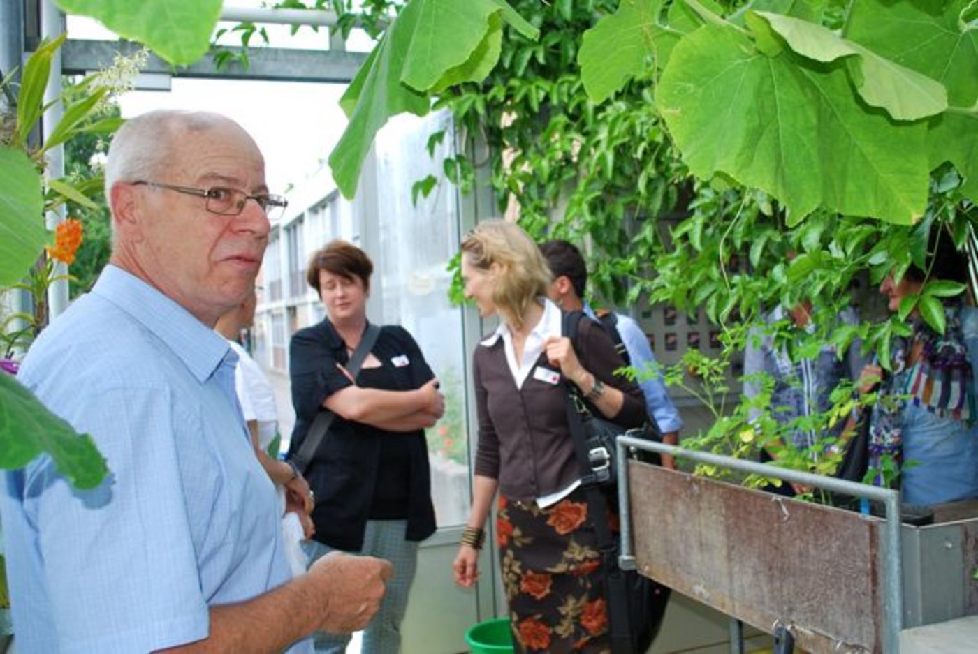 Urs Scheidegger, Leiter der Masterstudien an der HAFL zeigt den Besuchern das Treibhaus der Hochschule. (Bild: Mélanie Feurer)