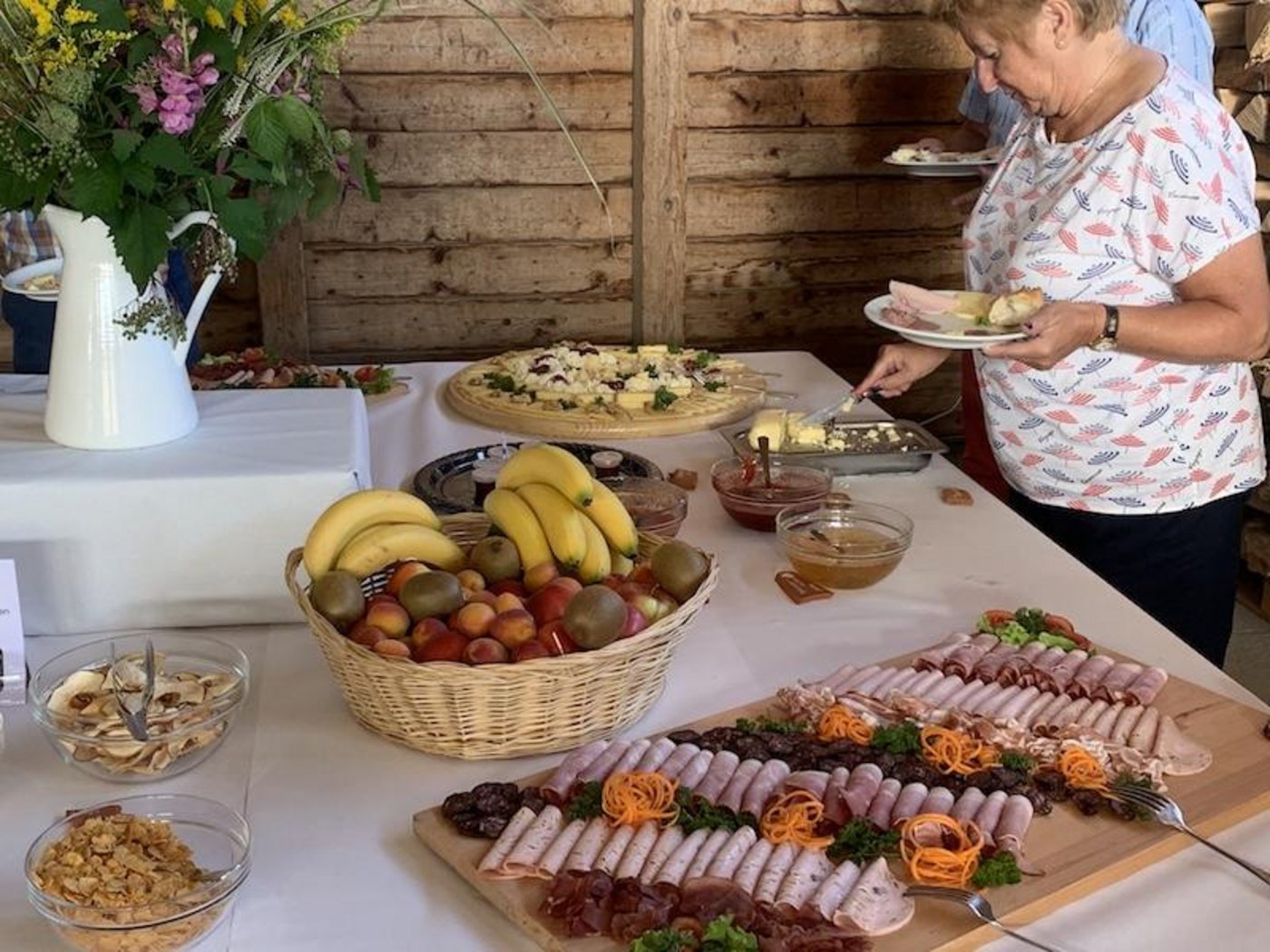 Zum Schmausen gab es: Warmes und kaltes Buffet, danach Desserts und Spezialitäten wie die Nidletäfeli, hergestellt von Bewohner "Alois". (Bilder Josef Scherer)