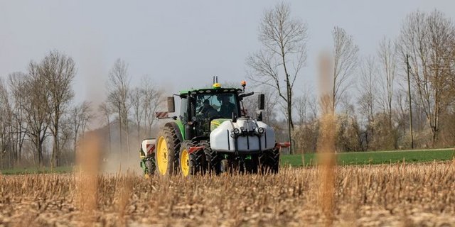 Der digital-vernetzte Traktor von der Landag AG ist mit der Einzelkornsämaschine bei der Zuckerrübensaat unterwegs – nebst dem Saatgut können zwei flüssige sowie zwei feste Produkte (beispielsweise Startdüngung, Biostimulation etc.) gleichzeitig und sehr genau platziert und verteilt werden. (Bild Peter Röthlisberger)
