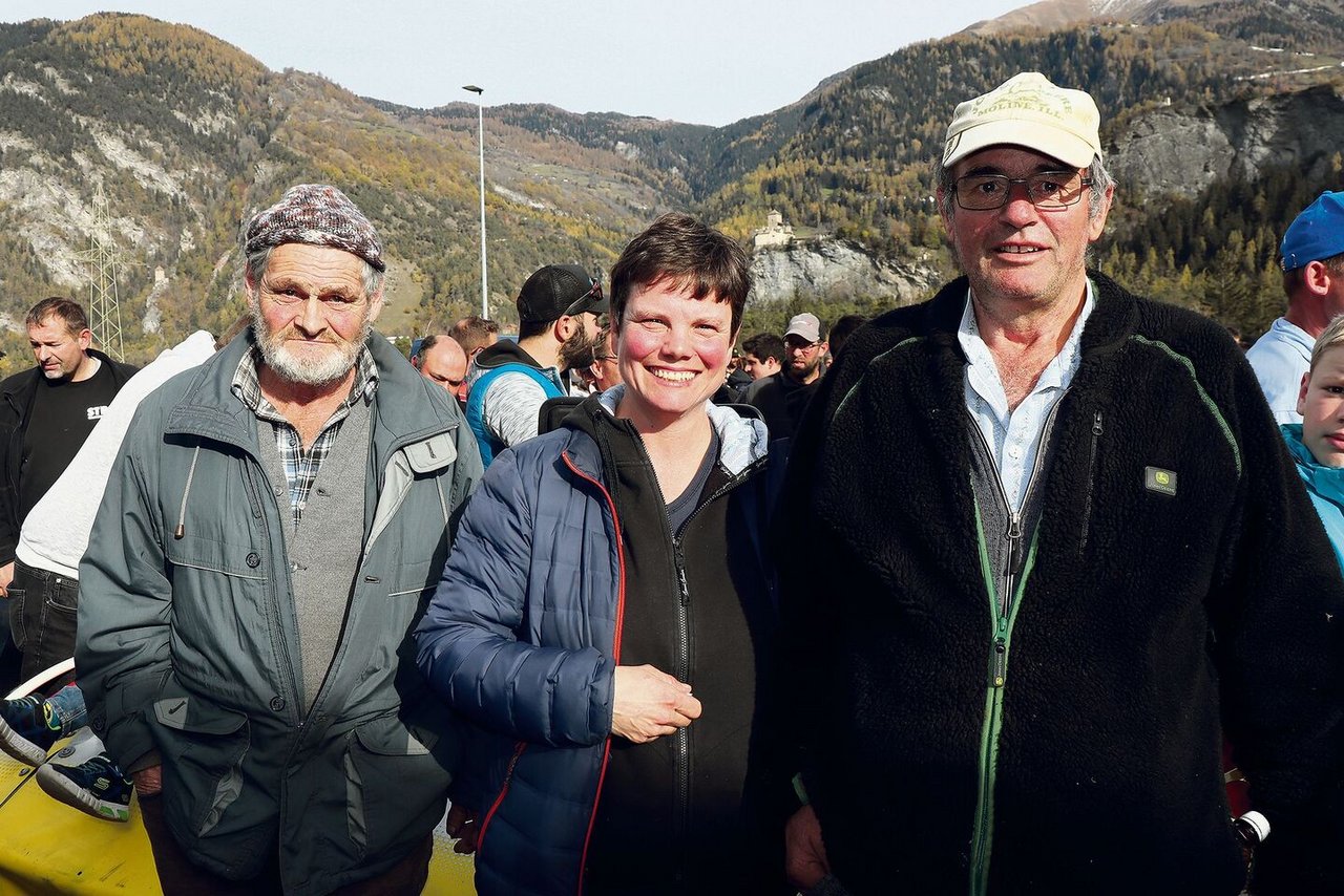 Andreas Hüberli (rechts) mit zwei Käufern.