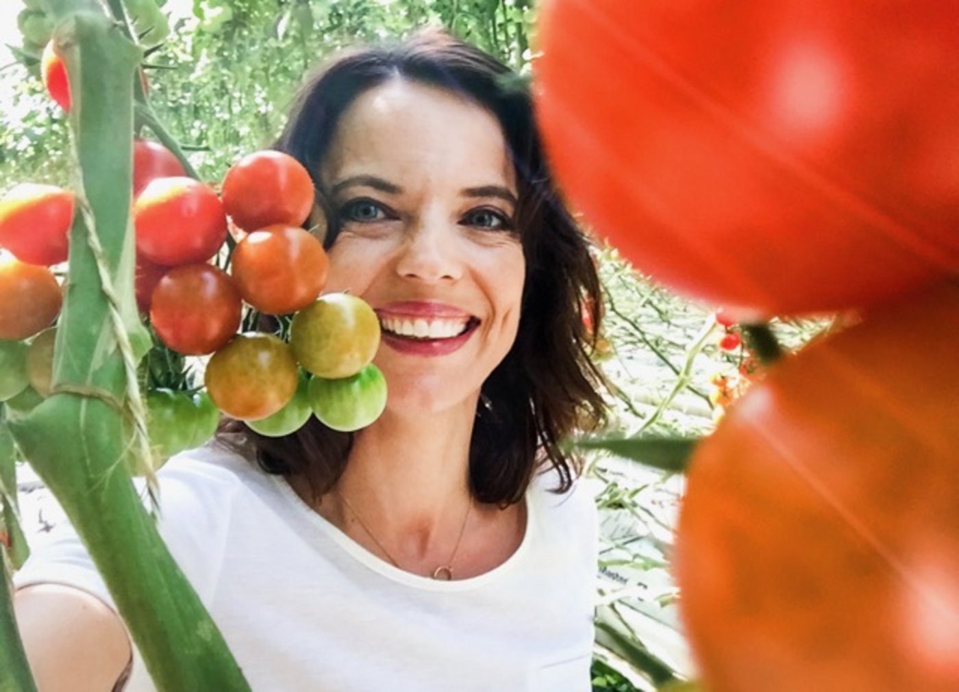Mona Vetsch im Tomatengewächshaus.
