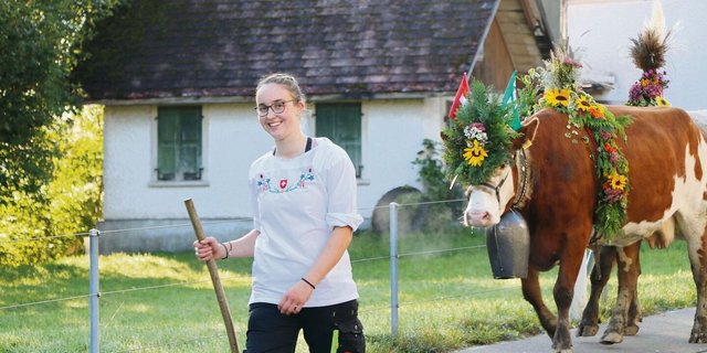 Freut sich auf künftige Alpsommer: Rahel Schätti an der Alpabfahrt der Alp Bärlaui.