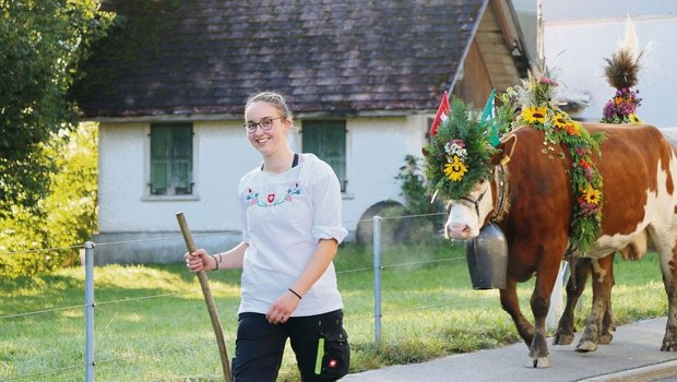 Freut sich auf künftige Alpsommer: Rahel Schätti an der Alpabfahrt der Alp Bärlaui.