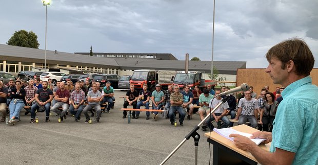 An der Bauernversammlung beim BBZN Hohenrain orientierte Heinz Schmid vom Bäuerinnen- und Bauernverein Unteres Seetal über die Beschwerde gegen die angepasste kantonale Phosphorverordnung und die Absichten für die Gründung einer IG. (Bild js)