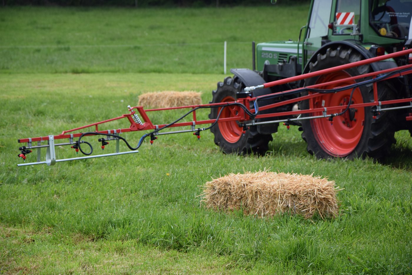 Bereits in der Schweiz im Einsatz ist die Sektorenfeldspritze, die durch Ab- und Einschalteautomatik ein zielorientierte Spritzen ermöglicht. (Bild Katrin Erfurt)