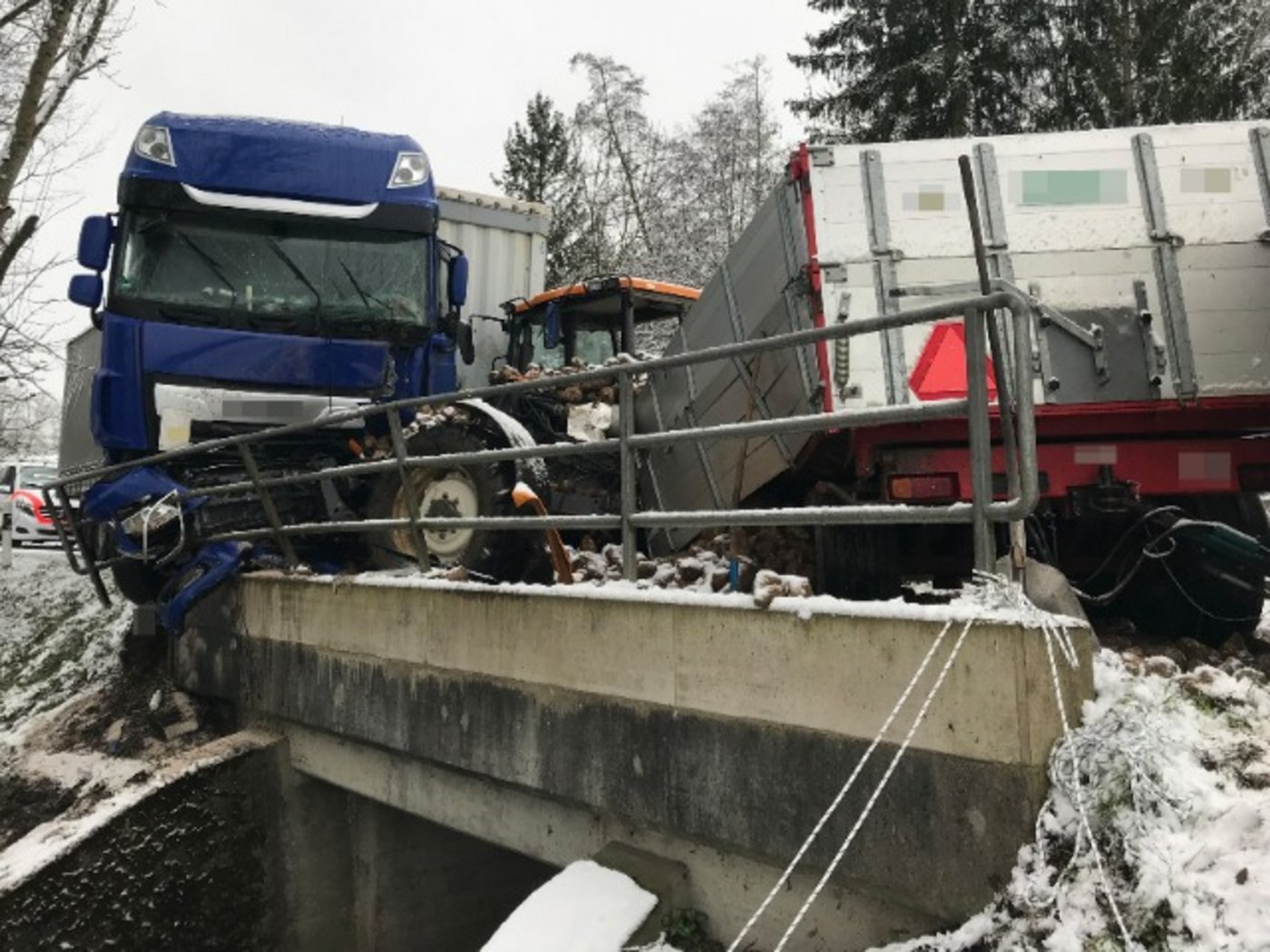 Beide Lenker wurden bei dem Unfall nur leicht verletzt. (Bild Polizei Schweiz)
