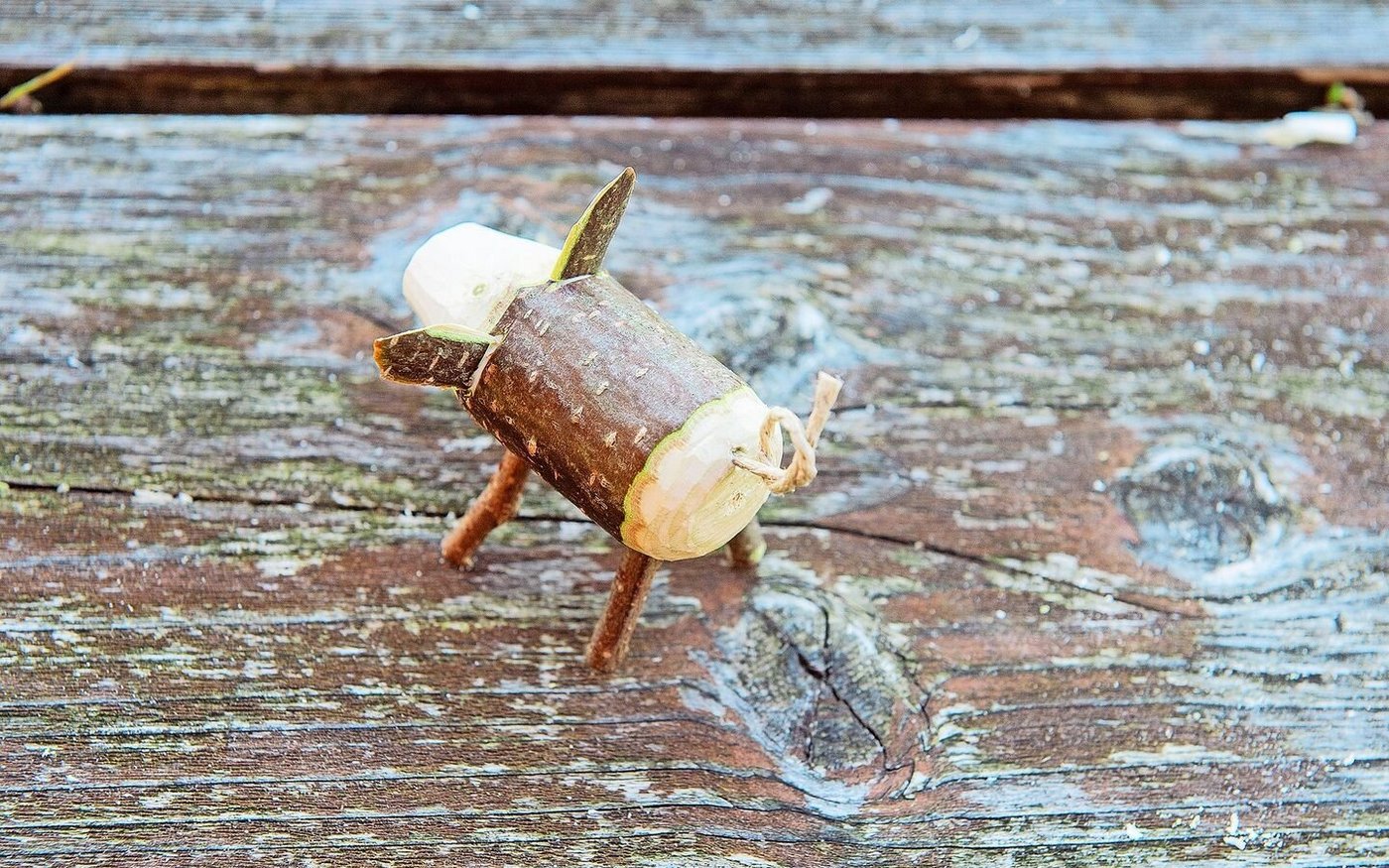 Das Schwänzchen als lockeren Knopf in das Loch leimen.