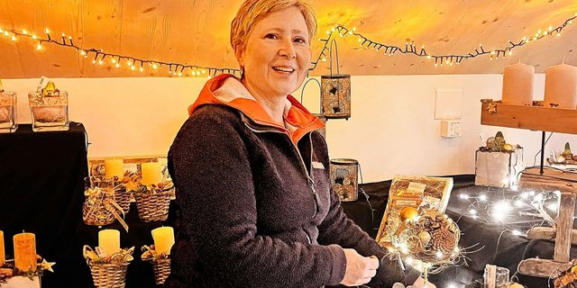 Die Adventsausstellung auf dem Mühltoblerhof fand am vergangenen Wochenende statt. Ruth Tanner als gelernte Floristin hat dafür Blumendekorationen und Kränze angefertigt.