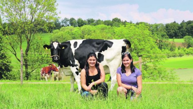 Angela und Bettina Belser mit Wolfhead Salto Black Kelly, die ihren ersten, überraschenden Schauauftritt vor sieben Jahren hatte. Aus den damaligen Teenagern sind ausgebildete Landwirtinnen geworden. Unverändert ist ihre Freude am Beruf. (Bild Ruth Aerni)