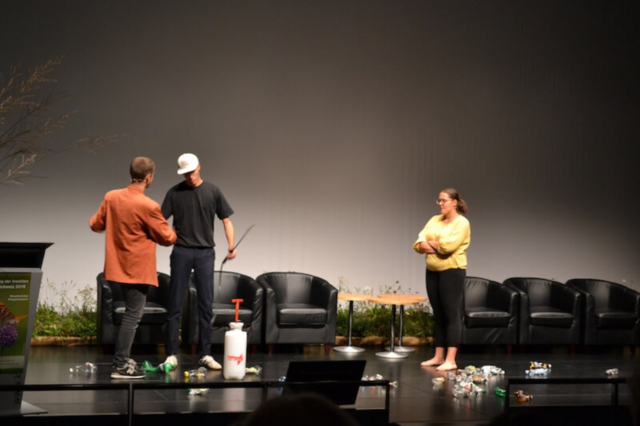 Vier Aargauer Gymnasiasten führten ein kurzes Theater auf. Dabei ging es auch um die Verzweiflung der Jugendlichen angesichts des Insektensterbens. (Bild jsc)