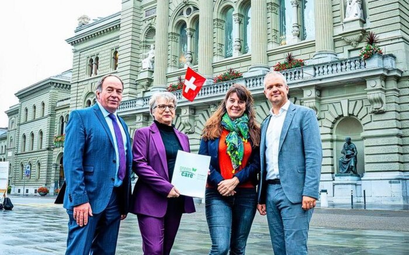 Vier Mitglieder des Green-Care-Vorstandes vor dem Bundeshaus (v. l.): Alois Huber, Simone Hunziker, Priska Fleischlin und Raphaël Mahaim.