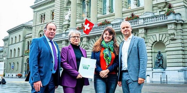 Vier Mitglieder des Green-Care-Vorstandes vor dem Bundeshaus (v. l.): Alois Huber, Simone Hunziker, Priska Fleischlin und Raphaël Mahaim.