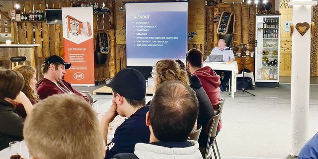 Junge Landwirt(innen) und Referent Josef Kuster befassten sich in Kerns mit einem ernsten Thema. Burnout kommt in der Landwirtschaft gehäuft vor. 