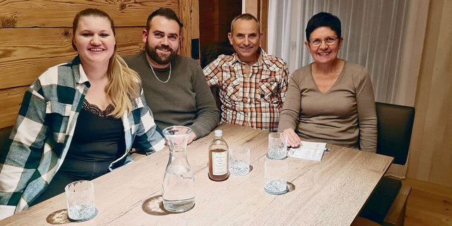 Seraina Amrein, Stefan Bühlmann, Alois Bühlmann und Alice Bühlmann beim gemeinsamen Gespräch (v. l. n. r.). 