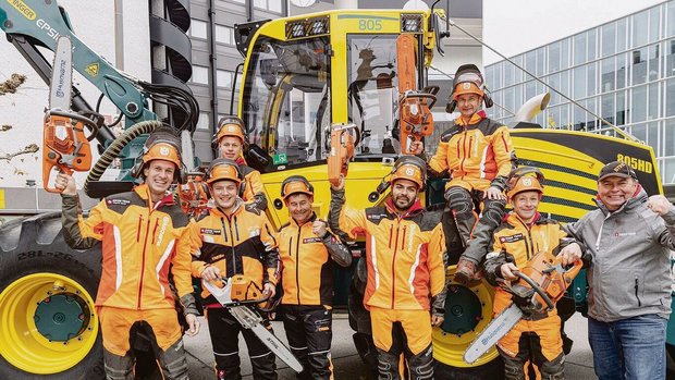 Mitglieder des Swiss Mitglieder des Swiss Teams der Holzhauer präsentierten mitten in Aarau ihr Können.