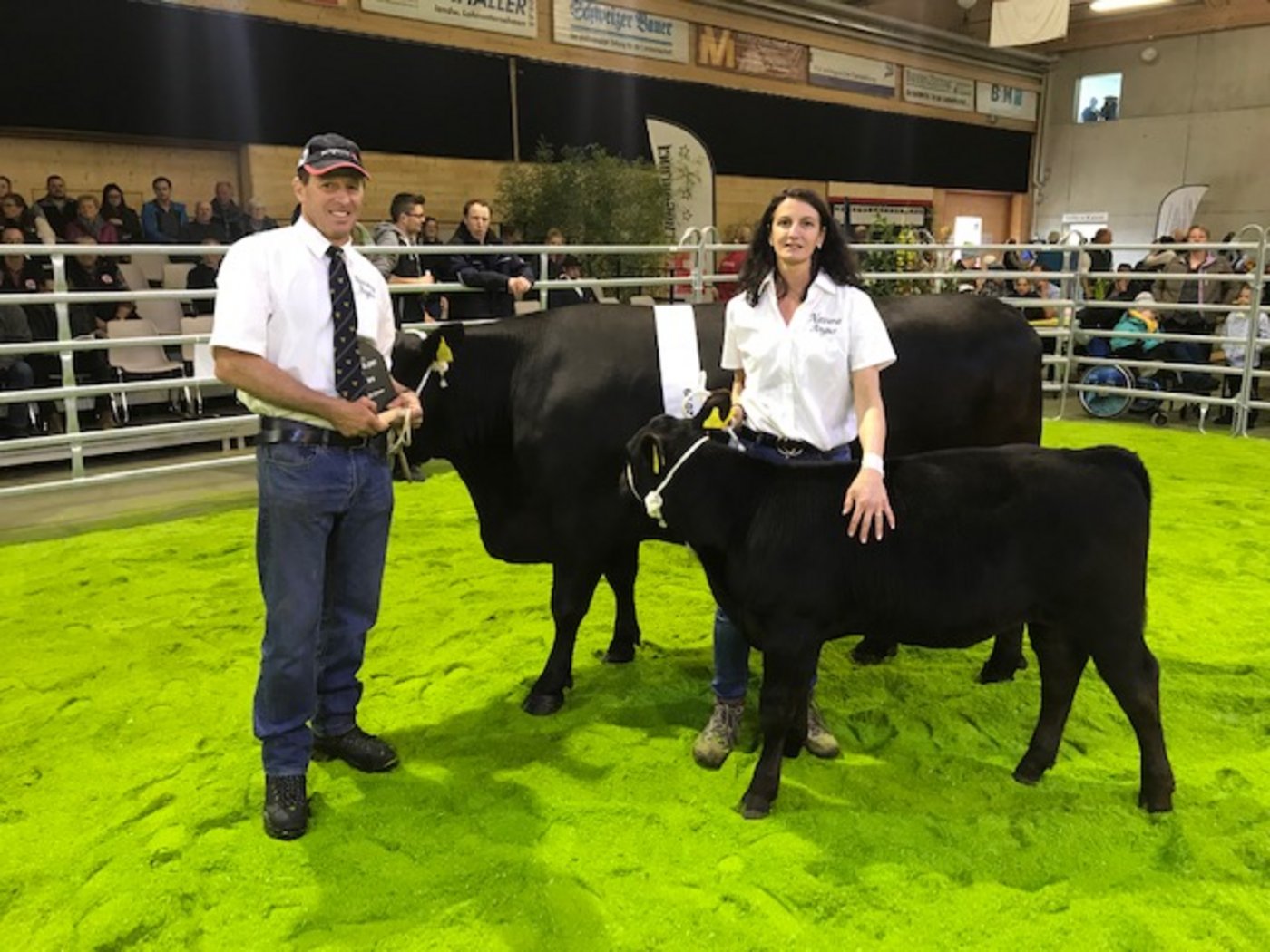 Adolf und Petra Demarmels mit ihrer siegreichen Navaras Celina samt Nachzucht. (Bild akr)