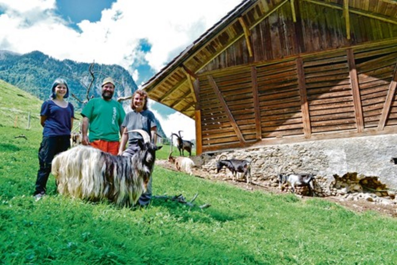 Anna Rösti (rechts) züchtet gemeinsam mit Jakob Reber Ziegen alter Schweizer Rassen im eigenen Ziegenzuchtverein «Am Niesen». Unterstützt wird ihre Arbeit von ihrer Tochter Gabriela (links). (Bild Lisa McKenna)