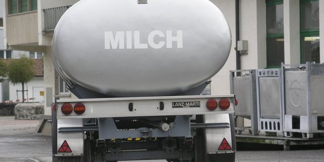 Die Milchpreise sind im letzten Jahr gemäss Bundesamt für Landwirtschaft durchschnittlich um 2 Prozent auf 60,64 Rp./kg gesunken. (Bild lid)