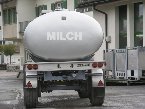 Die Milchpreise sind im letzten Jahr gemäss Bundesamt für Landwirtschaft durchschnittlich um 2 Prozent auf 60,64 Rp./kg gesunken. (Bild lid)