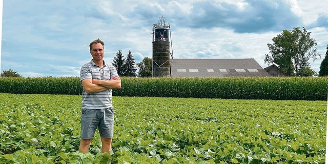 Ruhige Minuten wie hier auf dem Bohnenfeld hat Marius Frei auf seinem Betrieb kaum. Neben Bohnen baut er Erbsen, Kartoffeln, Mais, Weizen und Zuckerrüben an. Hinter ihm ist die Scheune für die 100 Weiderinder – und sein GPS-Handel fordert ihn auch.  