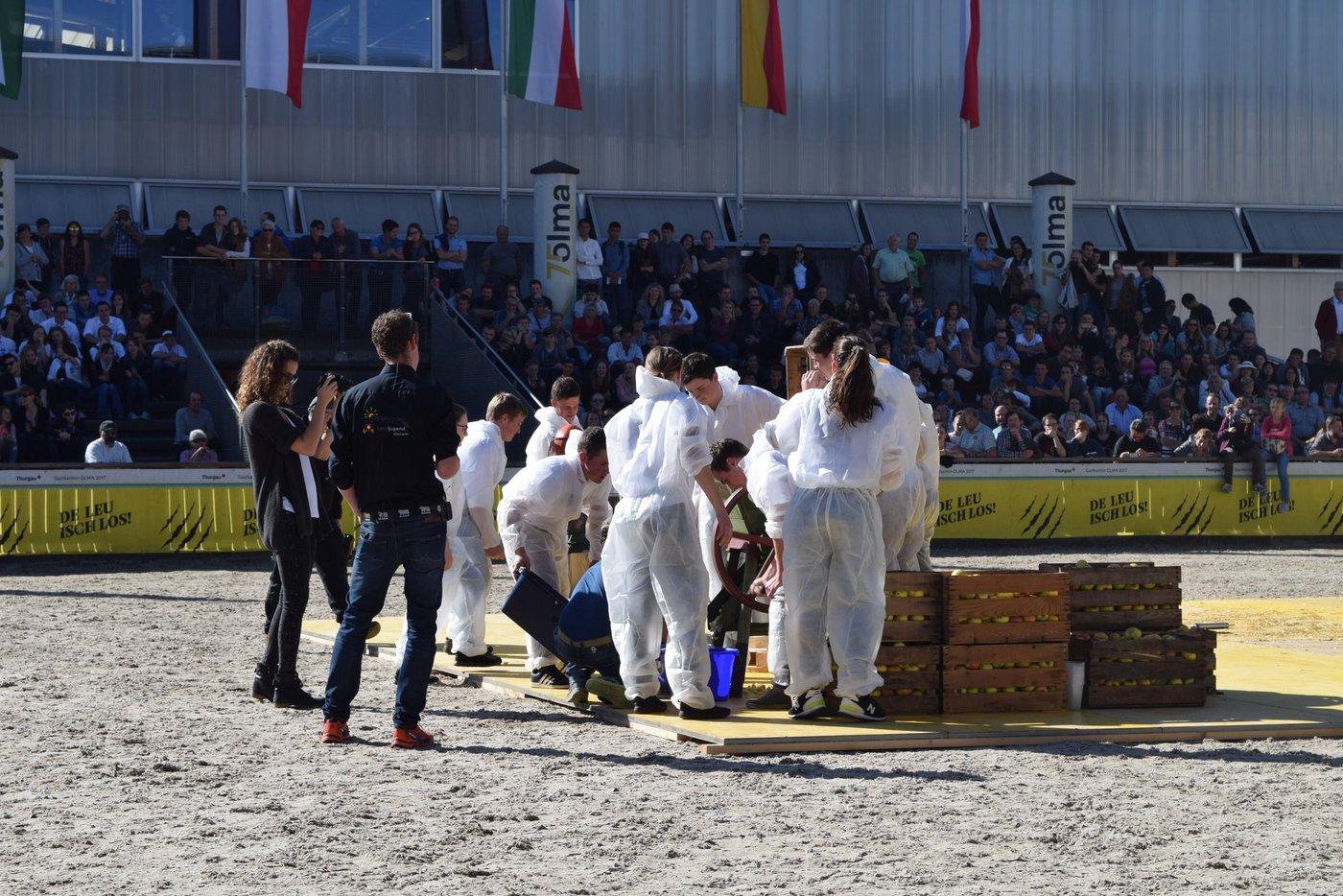 Das Siegerteam Ramswag presste mit Muskelkraft Äpfel zu Most. (Bilder Stefanie Giger)
