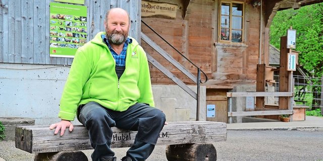 Hinweisschilder und Infotafeln führen Besucher(innen) über den Betrieb von Beat Gerber. Er vermittelt gerne Wissen, stellt aber fest, dass  Geduld und Aufmerksamkeit bei Führungen abgenommen haben.