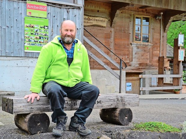 Hinweisschilder und Infotafeln führen Besucher(innen) über den Betrieb von Beat Gerber. Er vermittelt gerne Wissen, stellt aber fest, dass Geduld und Aufmerksamkeit bei Führungen abgenommen haben.