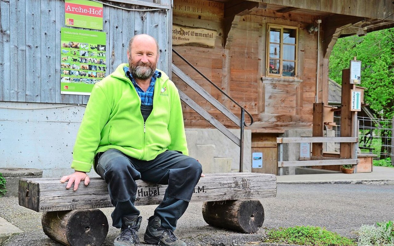 Hinweisschilder und Infotafeln führen Besucher(innen) über den Betrieb von Beat Gerber. Er vermittelt gerne Wissen, stellt aber fest, dass Geduld und Aufmerksamkeit bei Führungen abgenommen haben.