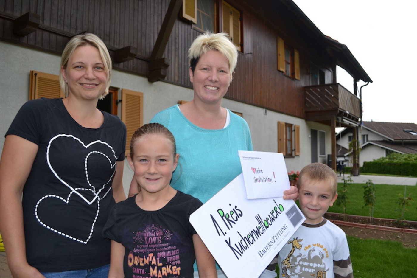 Schwägerin Anna Béguelin hat das Bild des Geburtstagskuchens für ihren Sohn Michel eingeschickt (v. l. n. r.): Anna Béguelin, Tochter Gianna Lisser, Jeannette Lisser und Gottibub Michel Béguelin. 