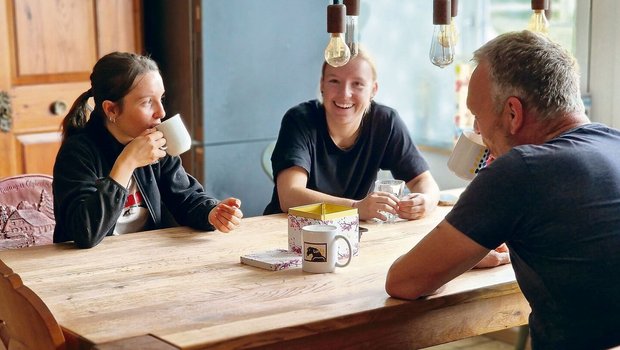 Lernende und der Chef arbeiten nicht nur zusammen, sie sitzen oft auch am gleichen Tisch. Heitere Momente sind wichtig.