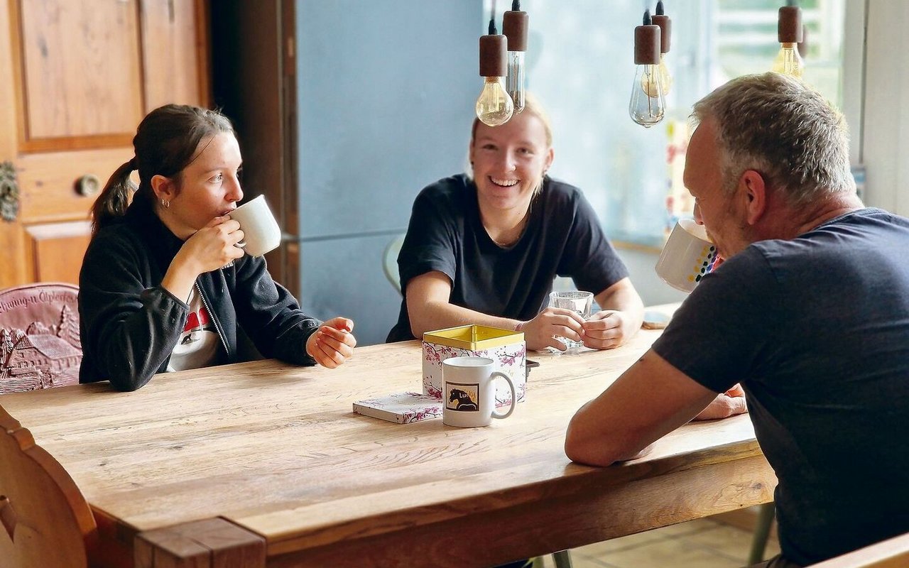 Lernende und der Chef arbeiten nicht nur zusammen, sie sitzen oft auch am gleichen Tisch. Heitere Momente sind wichtig.