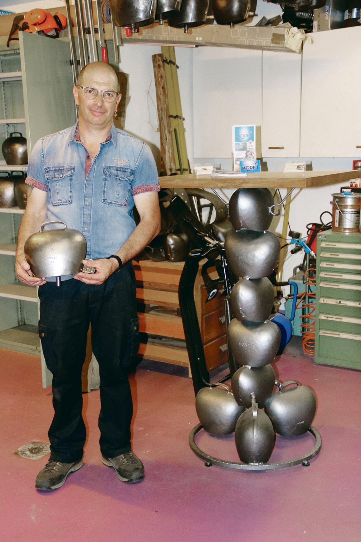 Yan Moret will eines Tages ein Treichelmuseum einrichten und sammelt seit Jahren dafür. Den Apérotisch schuf er aus fehlerhaften und daher unverkäuflichen Treicheln.  