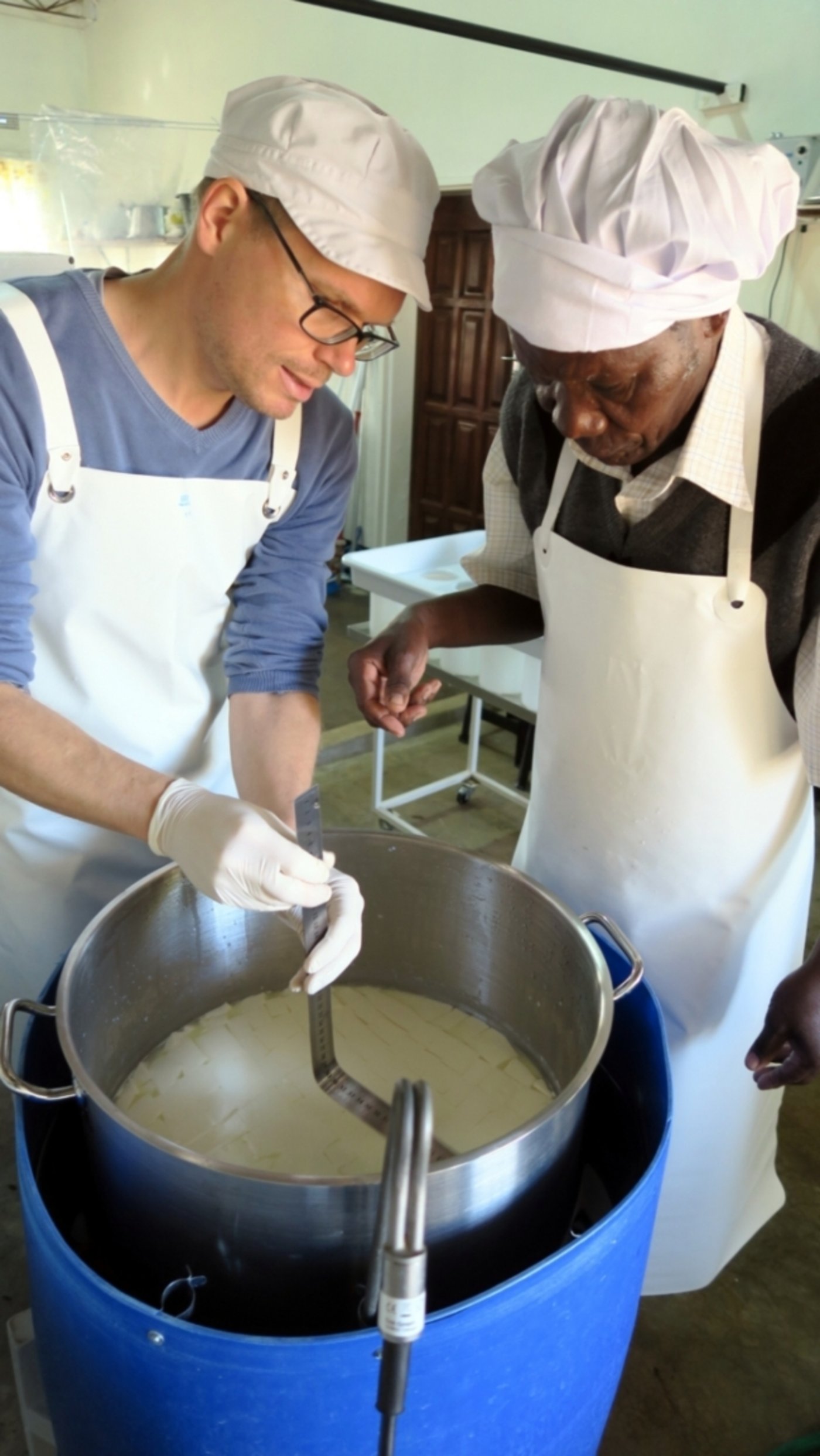 Heute soll es Feta werden. Mister Konsolo und meine Wenigkeit beim Käsen.  (Bild Tina Rickenbacher)