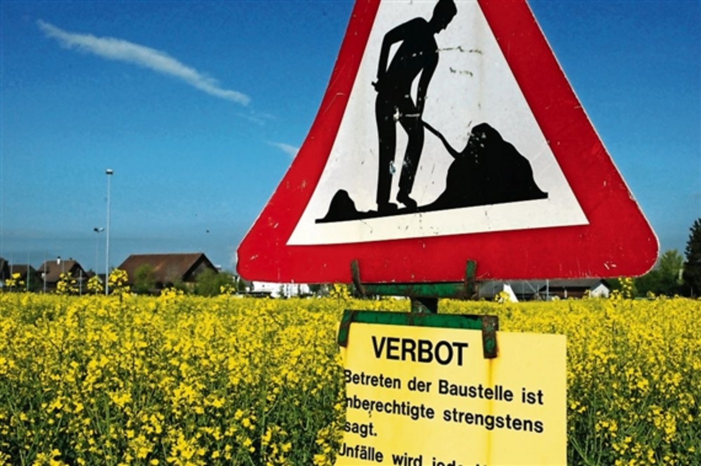 Bauen ausserhalb der Bauzonen: Bei der nächsten Änderung des Raumplanungsgesetzes will der Bundesrat den Spielraum dafür vergrössern. (Bild aem)