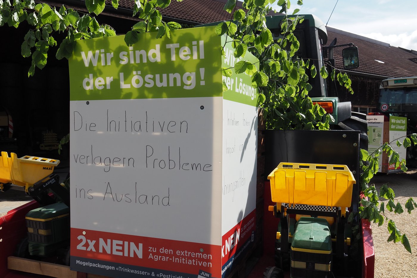 Dieses Plakat warnt vor einer Auslagerung der Probleme.
