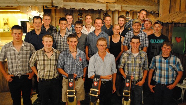 Die 18 Junglandwirte und eine Junglandwirtin bei der Feier auf dem Lützelhof in Pfäffikon. (Bild Michael Ruoss) 