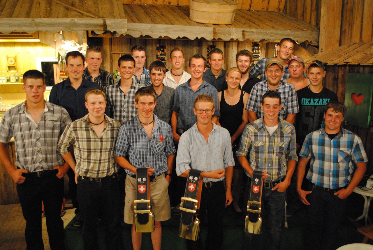 Die 18 Junglandwirte und eine Junglandwirtin bei der Feier auf dem Lützelhof in Pfäffikon. (Bild Michael Ruoss) 