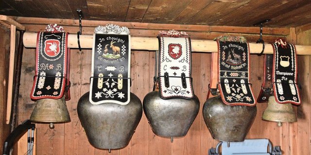 Die Alphütte der Familie Barras auf der Alp Groins du Milieu ist mit Glocken und Treicheln geschmückt. 