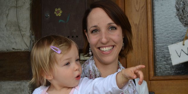 Nadine Krähenbühl, hier mit Tochter Joy, und ihr Mann bewirtschaften im Oberaargau in vierter Generation einen Milchwirtschaftsbetrieb. (Bild: rbw)