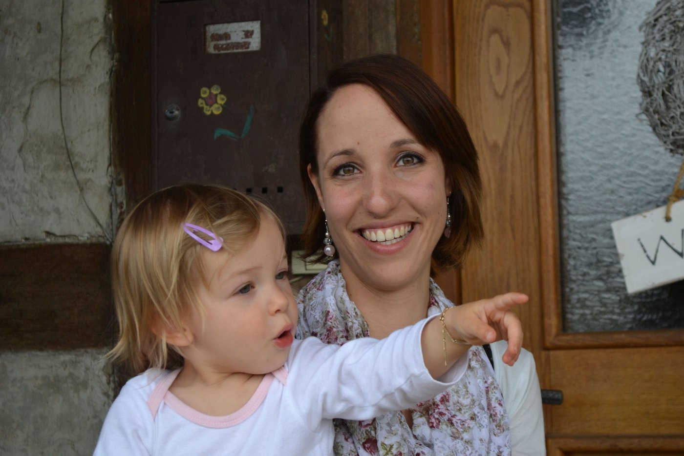 Nadine Krähenbühl, hier mit Tochter Joy, und ihr Mann bewirtschaften im Oberaargau in vierter Generation einen Milchwirtschaftsbetrieb. (Bild: rbw)