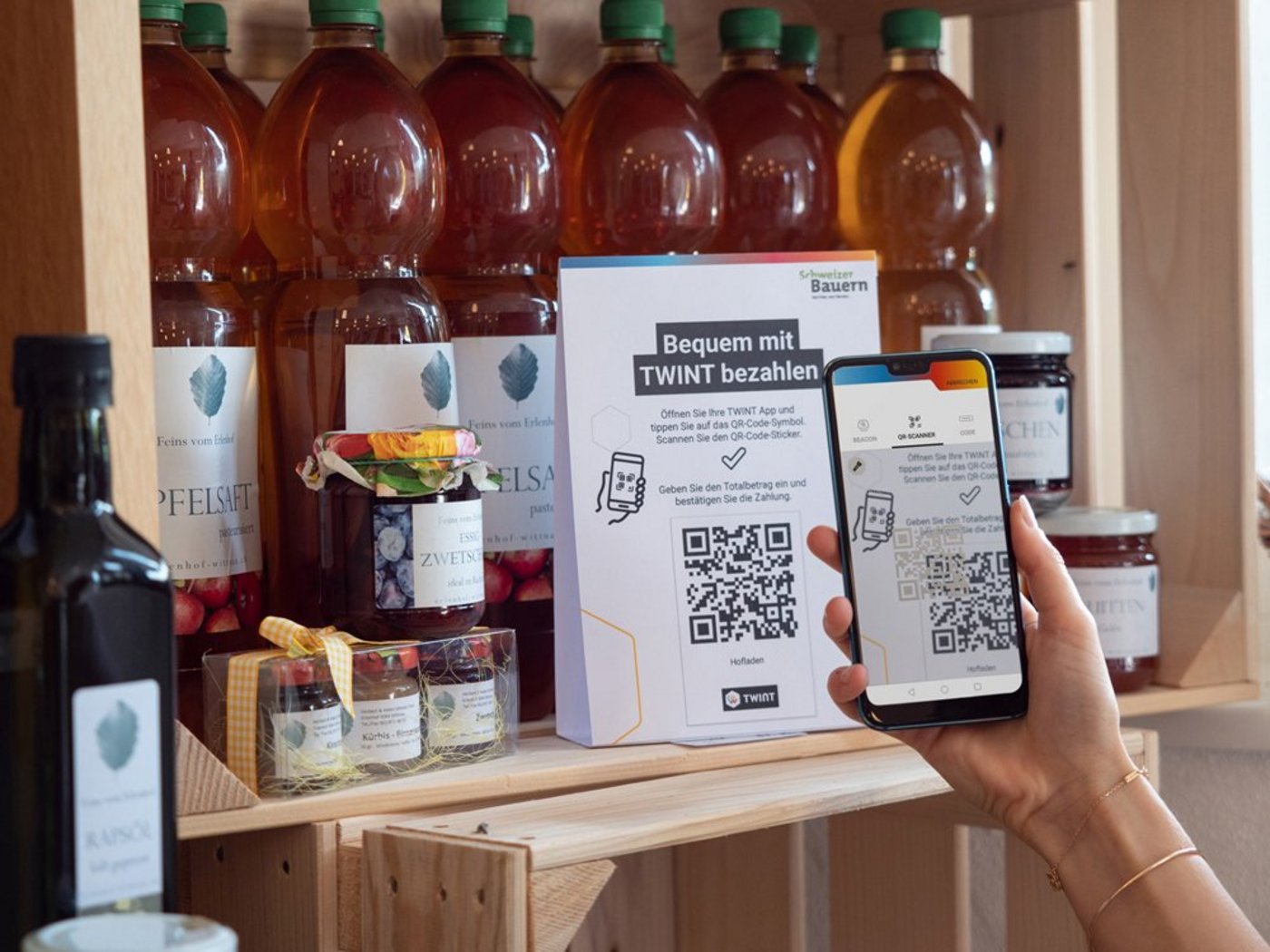 Um Twint im eigenen Hofladen anbieten zu können, muss man sich zuerst registrieren. Danach funktioniert das Bezahlen unkompliziert per QR-Code und Smartphone. (Bild Twint)