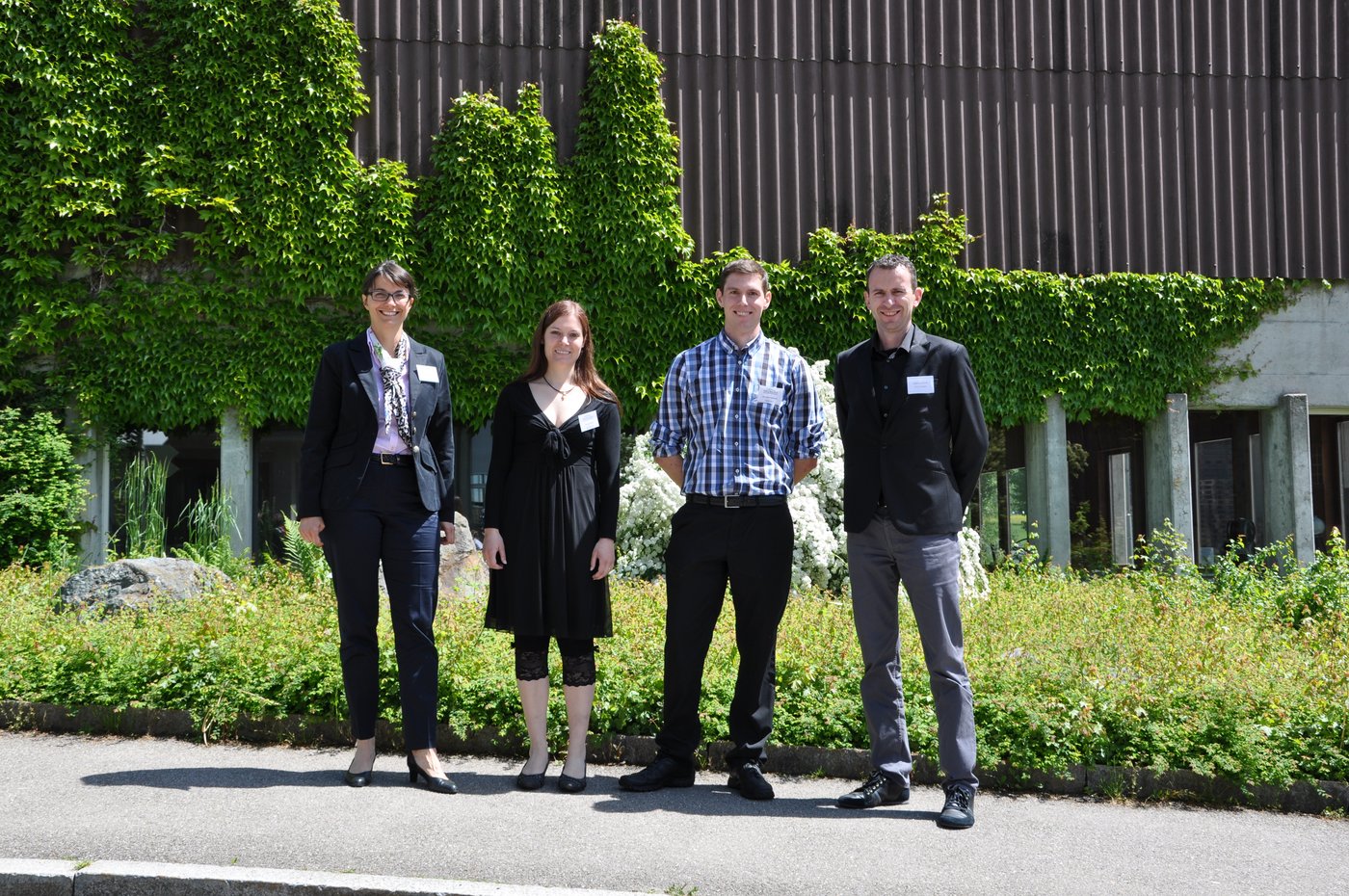 Ausgezeichnet für die zwei besten Diplomarbeiten wurden Bernhard Bütikofer und Renate Brand. (V.l.n.r.) Geneviève Gassmann (fenaco), Renate Brand, Bernhard Bütikofer, Matthias Zürcher (dlg).