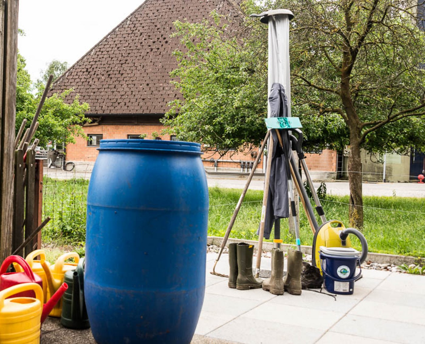 Die Arbeit soll ruhen. Barbara Kunz hat deshalb alle Dinge, die sie während dem Frauenstreiktag garantiert nicht braucht, zu einem Streikbaum zusammengestellt.